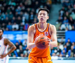 九游娱乐-1个板都抢不到！2米06大个子22分钟0板，郭士强当初看中他什么？